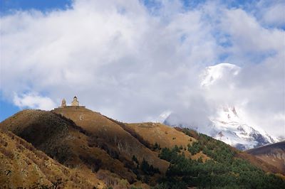 L'église de la Trinité de Guerguéti et le mont Kazbek - Géorgie