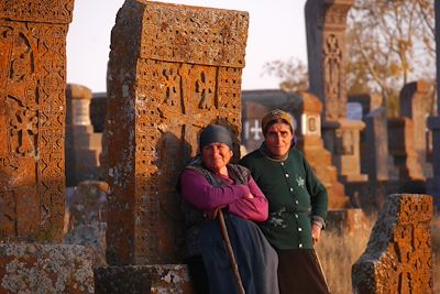 Bergères dans le cimetière de khachkars à Noratus - Arménie