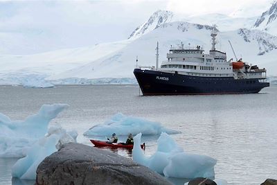 Le Plancius dans la Baie de Dorian - Antarctique