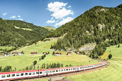 Train du Brenner dans les Alpes autrichiennes - Autriche