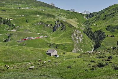 Train Glacier Express dans les Alpes en Suisse