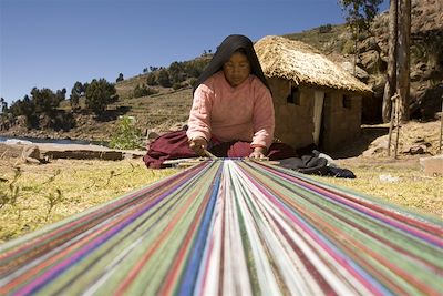 Femme tisserande de l'île de Taquile - Pérou