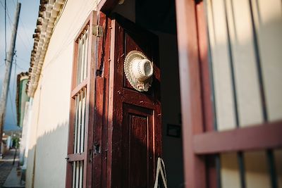 Chapeau sur une porte chez l'habitant à Cuba