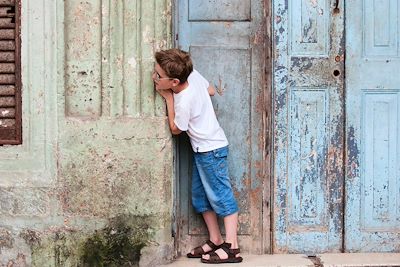 Garçon dans les rues de La Havane - Cuba