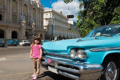 Jeune fille à côté d'une vieille Américaine - La Havane - Cuba