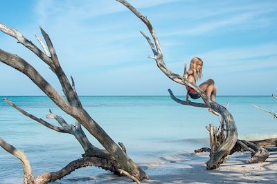 Petit garçon jouant sur une plage à Cuba