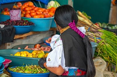 Femme en tenue traditionnelle - Marché d'Otavalo - Equateur