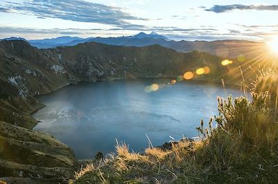 Volcan Illiniza sous la lagune Quilotoa au lever du soleil - Équateur