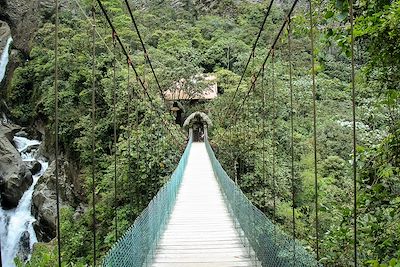 Un pont suspendu et le chaudron du diable près de Banos - Equateur