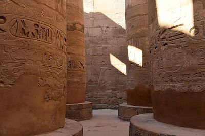 Grande salle hypostyle, intérieur du temple de Karnak à Louxor - Egypte