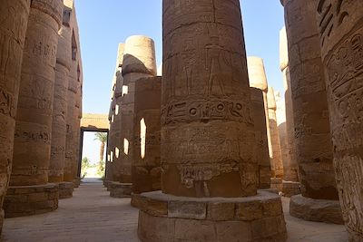 Grande salle hypostyle, intérieur du temple de Karnak à Louxor - Egypte