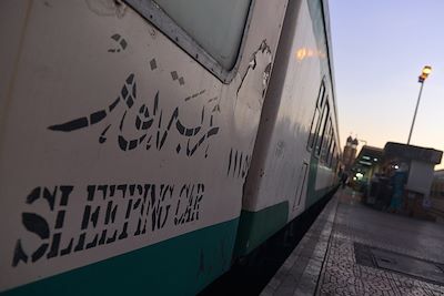 Train de nuit à son arrivée en gare de Louxor - Egypte