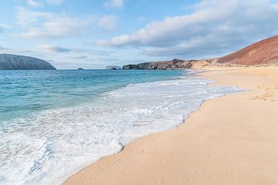 Plage de Las Conchas avec l'île de Montana Clara en arrière-plan - La Graciosa - Îles Canaries - Espagne