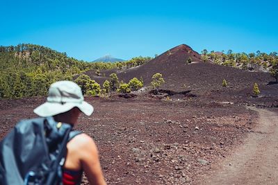 Femme randonnant dans le paysage volcanique du Teide - Tenerife - Espagne