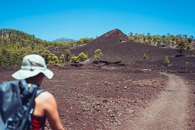 Femme randonnant dans le paysage volcanique du Teide - Tenerife - Espagne