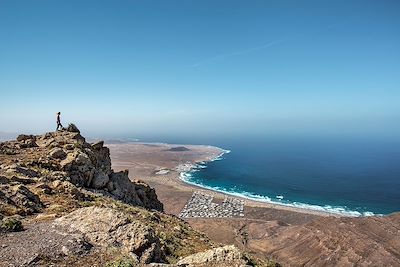 Vue depuis les montagnes Risco de Famara vers La Caleta de Famara - Lanzarote - Iles Canaries - Espagne