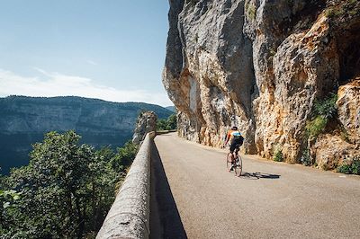 Un cycliste sur la route de la combe Laval - Vercors - France