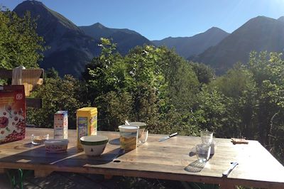 Petit-déjeuner sur la terrasse de l'hébergement au camp de base de Gaudichart - France