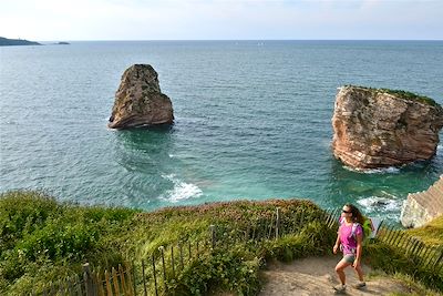 Randonnée sur le sentier litoral près d'Hendaye- France