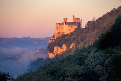 Château de Beynac au lever de soleil - Dordogne - France