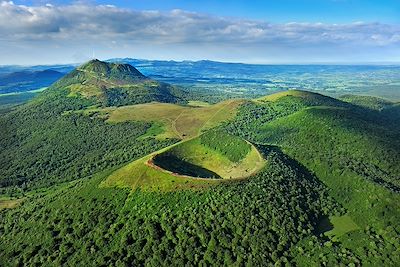 Chaine des Puys : le Puy de Pariou et le Puy de Dôme - France