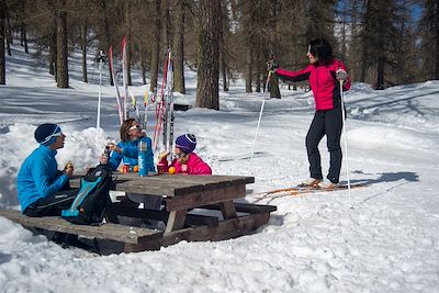 Pause pique-nique pour la famille dans la vallée de la Clarée - France