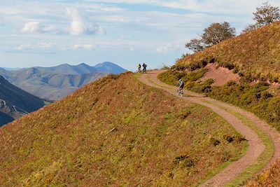 VTT gravissant le mont Okabe - Pays-Basque - France