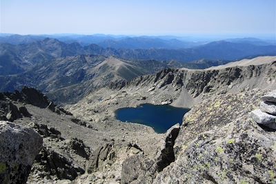 Depuis le sommet du Monte Rotondo, vue sur le lac de Belledone et les crêtes de l’Onda - GR20 Nord - Corse - France