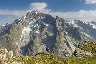 Randonneur contemplant le versant italien du massif du Mont Blanc depuis les crêtes du Mont Fortin (2811m)