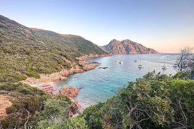 Lumière du soir dans la baie de Girolata - Corse - France