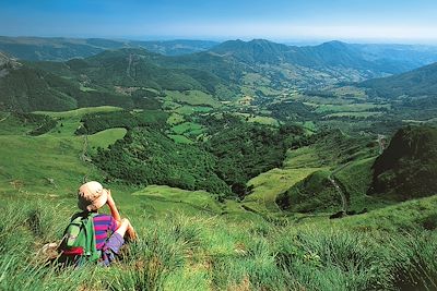 Rando âne près des volcans d'Auvergne en été