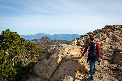 Randonneuse dans le déserts des Agriates, en Corse