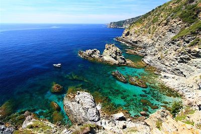 La côte sauvage de l'île de Porquerolles - France