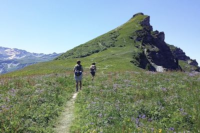 Randonneurs dans le Beaufortain - Secteur la Roche Parstire - Savoie - France