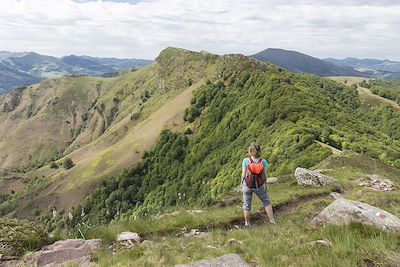 Randonneuse sur les crêtes d'Iparla, GR10 - Saint-Étienne-de-Baïgorry - France