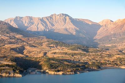 Lac de Serre-Ponçon et l'Aiguille de Chabrières - Hautes-Alpes - France