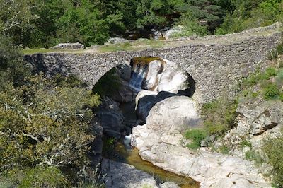 Randonnée dans le piémont ardéchois - France