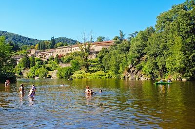 Baignade dans la rivière - Dolce Via - Ardèche - France