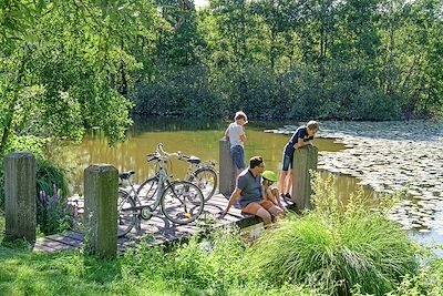 Famille en vélo à Eclusier-Vaux - Somme - France