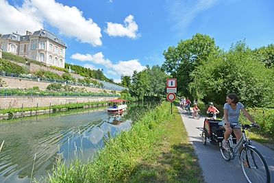 Cyclistes sur la Véloroute de la Vallée de la Somme - France