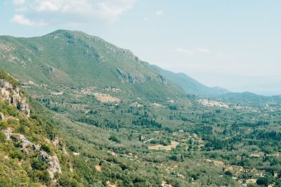 Vue des montagnes et des champs verdoyants de Corfou - Grèce