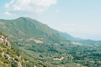 Vue des montagnes et des champs verdoyants de Corfou - Grèce