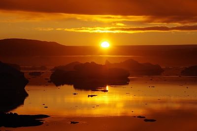 Coucher de soleil sur les icebergs du Fjord Sermilik - Groenland