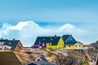 Icebergs devant les maisons colorées d'Ilulissat - Groenland