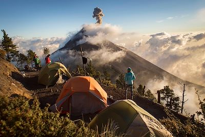 Vue du volcan Fuego en éruption au sommet du volcan Acatenango - Guatemala