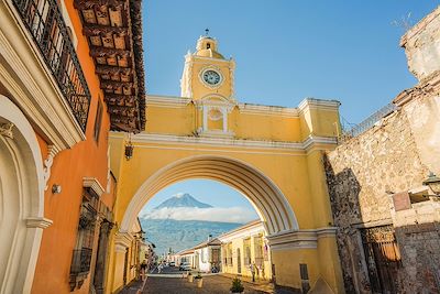 Vue d’Antigua et du volcan Agua  - Guatemala