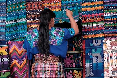 Une femme vend des tzutes, des tissus traditionnels, dans le village de Panajachel, au bord du lac Atitlan - Guatemala