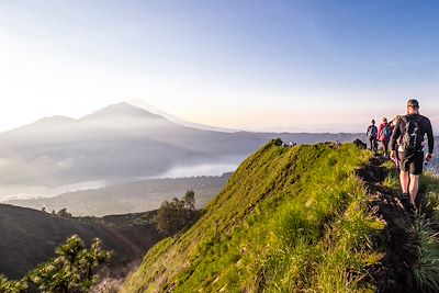 Volcan Batur avec vue sur le volcan Agung - Indonésie