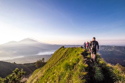 Volcan Batur avec vue sur le volcan Agung - Indonésie