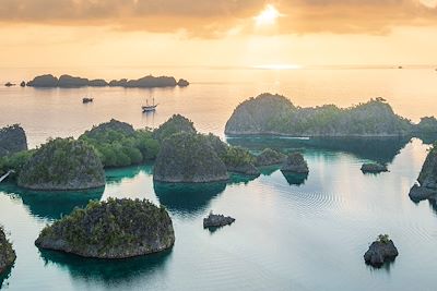 Vue sur une baie d'iles à l'aube du belvédère Piaynemo - Raja Ampat - Indonésie